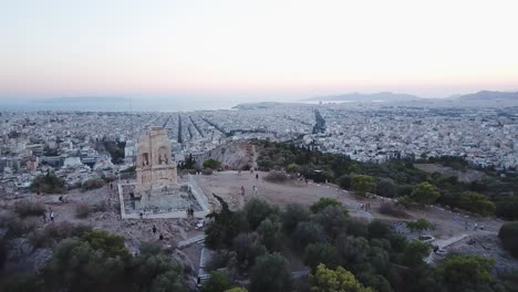 Leute,-Die-Den-Sonnenuntergang-Auf-Einem-Hügel-über-Athen-Am-Philopappos-Denkmal-Beobachten