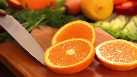 Orangenscheibe-Auf-Schneidebrett-Mit-Küchenmesser-Und-Anderen-Schneidstücken,-Die-Für-Frischen-Salat-Zubereitet-Wurden