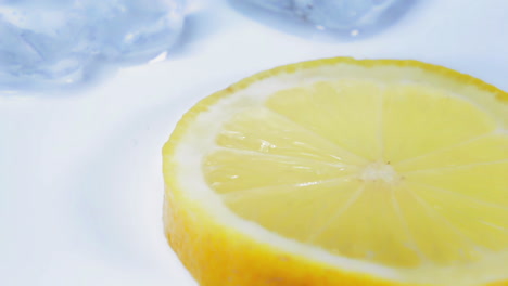 Nahaufnahme-Einer-Köstlichen-Gelben-Zitronenscheibe