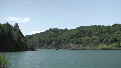 Hermoso-Lago-De-Agua-Azul-En-Verano