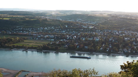 Boot-überquert-Den-Fluss-Rhein-Siebengebirge-Im-Sommer-Kurz-Vor-Sonnenuntergang