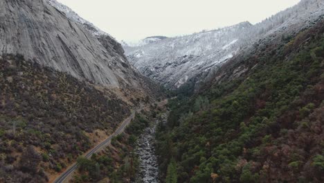 Drohnenaufnahme-Von-Schneebedeckten-Bergen-In-Der-Nähe-Von-Yosemite