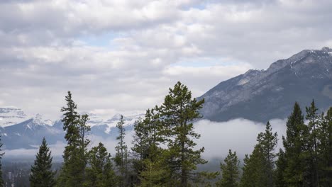 Niebla-Y-Nubes-Bajas-Debajo-De-La-Cubierta-De-Nubes-En-Bow-Valley,-Banff,-Canadá