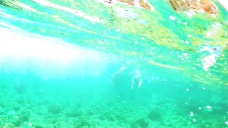 Junge-Menschen-Schwimmen-Und-Tauchen-Auf-Kristallklarem-Wasser-über-Dem-Wunderschönen-Meeresboden-An-Der-Albanischen-Küste