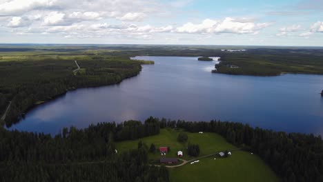 Abgelegenes-Gehöft,-Umgeben-Von-Grünem-Wald-Am-Fluss-Tornio,-Finnland