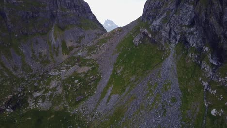 Imponentes-Montañas-De-Césped-Verde-Que-Rodean-La-Playa-De-Kvalvika,-Lofoten,-Inclinar-Hacia-Arriba