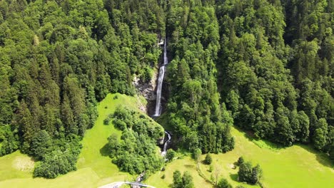 Wunderschöne-Rotierende-Luftaufnahme-Des-Diesbachfalls-In-Glarus,-Schweiz