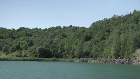 Schöner-See-Mit-Blauem-Wasser-Im-Sommer