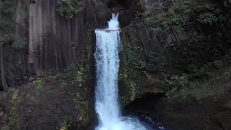 Rotating-aerial:-Basalt-cliffs-at-dramatic-Toketee-waterfall-in-Oregon