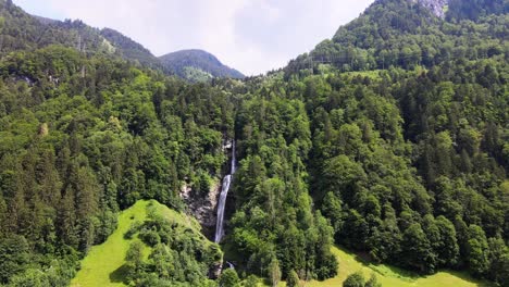 Drehbare-Luftaufnahme-Des-Diesbachfalls-In-Glarus,-Schweiz