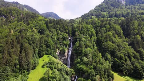Filmische-Luftaufnahme,-Die-Vom-Diesbachfall-In-Glarus,-Schweiz,-Wegfliegt