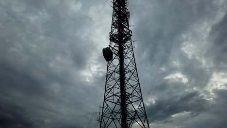 Siniestro-Lapso-De-Tiempo-De-Una-Torre-De-Telecomunicaciones-Recortada-Con-Nubes-En-El-Fondo