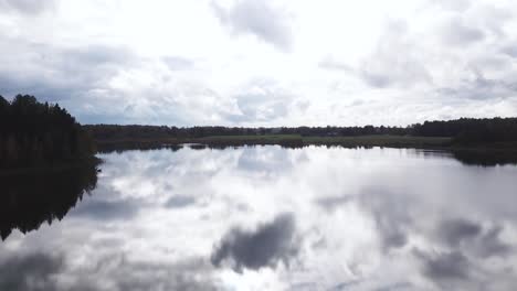 Espejo-Como-Lago-Que-Refleja-El-Cielo-Nublado