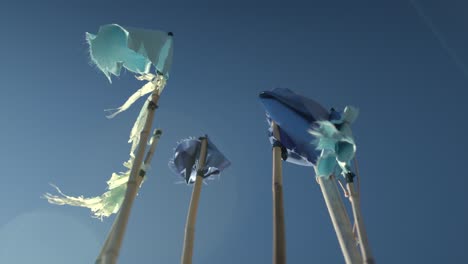 Tiefwinkelansicht-Alter-Und-Ruinierter-Fischerbootflaggen,-Die-Sich-Mit-Dem-Wind-In-Venedig,-Italien,-Bewegen