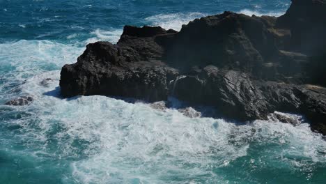 El-Gran-Oleaje-Del-Pacífico-Choca-Contra-Los-Acantilados-De-Roca-Volcánica-Negra-En-Oahu-Hawaii-Y-El-Pacífico-Es-Un-Hermoso-Color-Turquesa-A-La-Luz-Del-Sol