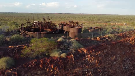 Schwenk-über-Verlassene,-Rostige-Minenverarbeitungsanlagen-Im-Australischen-Outback