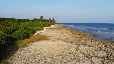 Vorwärtsdrohnenbewegungsansicht-Des-Strandes-Der-Andamaneninsel-Bei-Sonnenuntergang-Mit-Der-Andamanensee-Im-Hintergrund-Und-Einem-Natürlichen-Tropischen-Wald,-Der-Den-Sand-Säumt