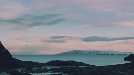 Playa-De-Islandia-Al-Amanecer-Con-Nubes-Rosadas,-Timelapse-Panorámico