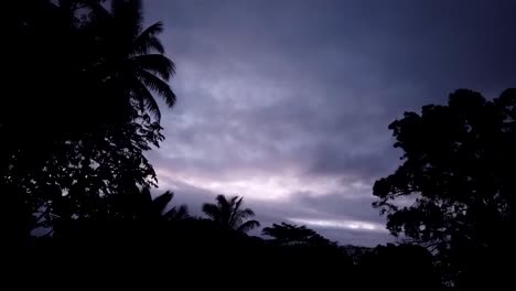 Eine-Bewölkte-Sonnenuntergangsszene-Auf-Hawaii-Mit-Dichter-Wolkendecke-Und-Violetten-Farben