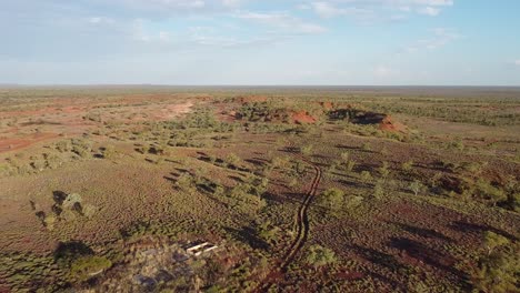 Luftaufnahmen-Des-Australischen-Buschlandes-Mit-Einer-Mine-Im-Hintergrund