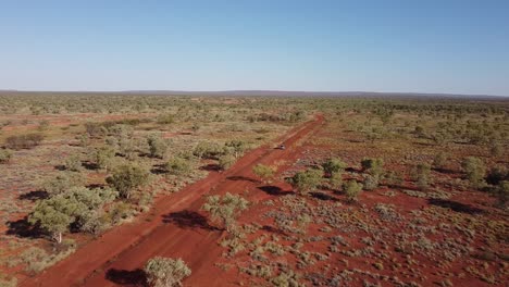 Drohnenaufnahmen-Von-Fahrten-Durch-Eine-Riesige-Wüstenlandschaft-Im-Australischen-Outback
