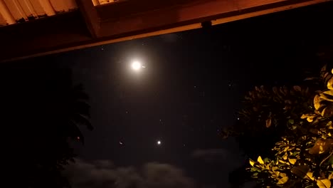 Der-Mond-Wurde-Im-Zeitraffer-Mit-Wolken-Und-Sternen-Eingefangen,-Die-Sich-Von-Der-Terrasse-Eines-Hawaiianischen-Hauses-über-Den-Himmel-Bewegen