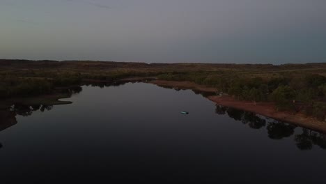 Dämmerungsaufnahmen-Eines-Stillen-Sees-Im-Australischen-Outback