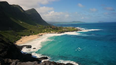 The-east-coast-of-Oahu-with-the-pacific-ocean,-volcanic-mountain-scenery-and-sandy-beaches