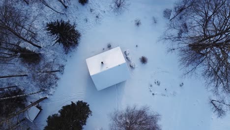 Weißes-Schneebedecktes-Dach-Eines-Kleinen-Hauses-Mitten-Im-Wald