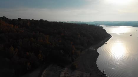 Abwärtsbewegung-Drohne-4k-Bei-Sonnenuntergang-Im-Herbst---Reservoir,-Lamberhurst,-Kent