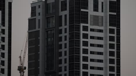 Un-Primer-Plano-De-Un-Edificio-De-Apartamentos-Alto-Y-Rascacielos-En-La-Ciudad-De-Dubai,-En-El-Medio-Oriente