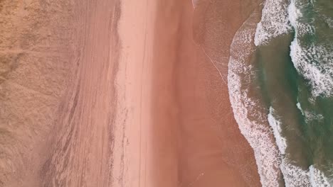 Gold-Coast-Australia-Sunrise-Beach-Drone-Video-De-Olas-Rompiendo-En-La-Playa-En-Surfers-Paradise