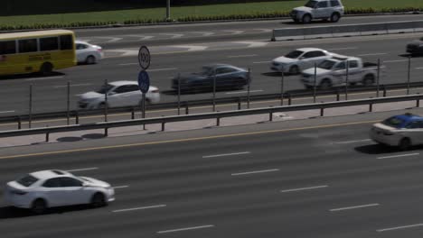 Eine-Mittlere-Aufnahme-Einer-Stark-Befahrenen-Autobahn-Im-Nahen-Osten-In-Der-Stadt-Dubai-In-Den-Vae-Mit-Autos,-Bussen-Und-Verschiedenen-Fahrzeugen,-Die-Durch-Das-Bild-Fahren