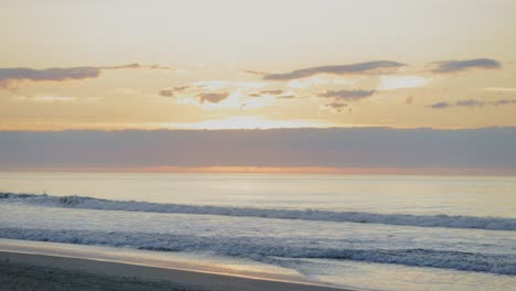 Zeitraffer-Des-Tropischen-Sonnenaufgangs-Mit-Brechenden-Wellen-Und-Wolkengebilde-Im-Hintergrund