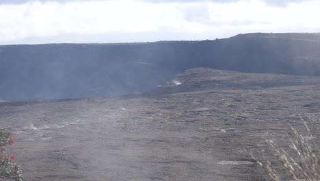 Krater-Von-Kilauea-Auf-Hawaii-Mit-Dampf-Und-Vulkanischen-Landschaften-In-Der-Sonne-Mit-Wolken-Und-Blauem-Himmel