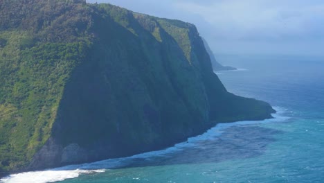 Waipio-Valley-Auf-Big-Island-Hawaii-An-Einem-Windigen-Tag-Mit-Türkisfarbenem-Meer-Und-Klippen-Im-Schatten-Alter-Vulkanausbrüche