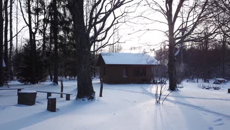 Kleines-Holzhaus,-Umgeben-Von-Bäumen-Und-Schnee