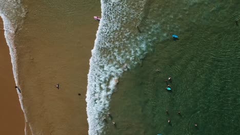 Drohne-Aus-Der-Vogelperspektive-Auf-Meereswellen,-Den-Strand-Und-Surfen-In-Kristallklarem-Wasser