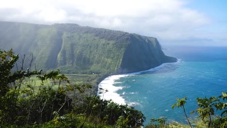 Valle-De-Waipio-En-La-Isla-Grande-De-Hawaii-En-Un-Día-Ventoso-Con-Olas-Fuertes-Y-Nubes-Desde-Lo-Alto-De-Un-Acantilado-Vecino