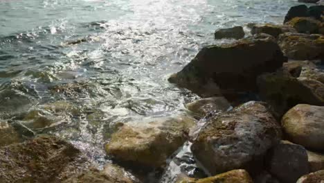 Nahansicht-Des-Meeres,-Das-Die-Felsen-An-Der-Küste-Italiens-Trifft