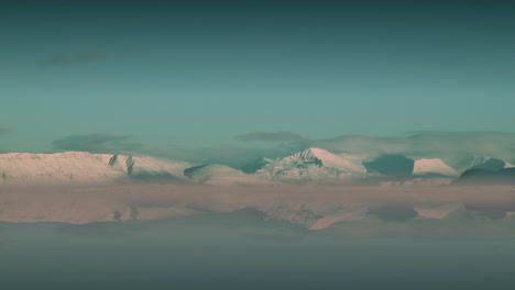Schneebedeckte-Berge,-Die-Sich-Im-Nebligen-Wasser-Spiegeln,-Küste-Von-Reykjavik,-Zeitraffer