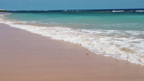 Zeitlupenaufnahme-Einer-Türkisfarbenen-Küste-Der-Andamanensee-Mit-Wellen,-Die-Den-Strand-Aus-Goldenem-Sand-Umspülen