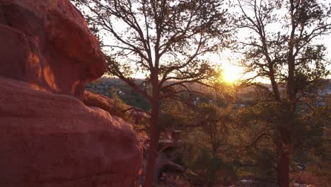Evening-sunset-pan-to-red-sandstone-cliff-in-Garden-of-the-Gods,-CO