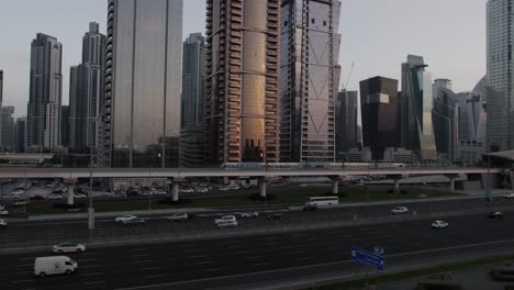 Viele-Autos-Und-Viel-Verkehr-Auf-Der-Shiekh-Zayed-Road-In-Dubai-Während-Des-Sonnenuntergangs