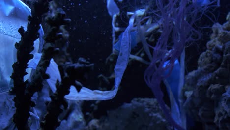 Plastikverschmutzungsabfall-In-Der-Ozeanszene-Blaues-Licht-4k