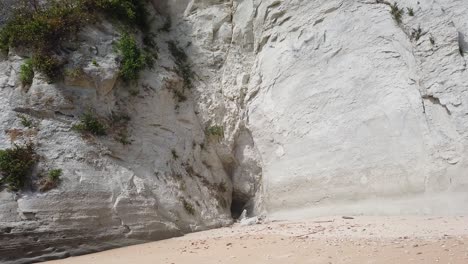 Eine-Hohe-Klippe-Aus-Kalkstein,-Die-Von-Den-Harten-Taifunen-In-Der-Andamanensee-Erodiert-Wurde,-Hat-Am-Strand-Eine-Höhle-Gebildet