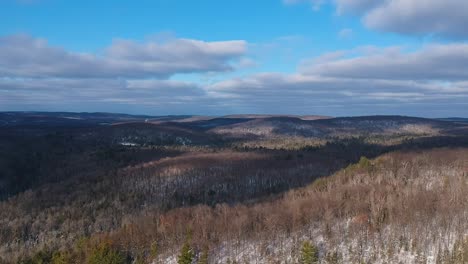 Drone-shot-overlooking-a-beautiful-winter-snow-landscape-in-the-rural-countryside-of-Ontario,-Canada