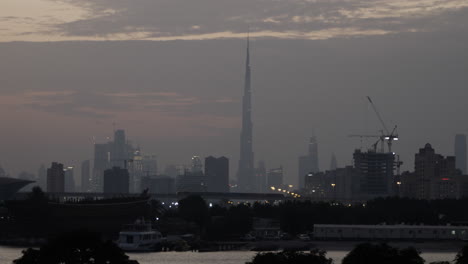 Ferne-Skyline-Von-Dubai-Mit-Burj-Khalifa-Bei-Sonnenuntergang