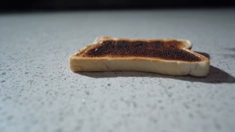 Angebrannter-Toast-Und-Marmelade-Fallen-Unglücklicherweise-Mit-Der-Marmeladenseite-Nach-Unten-Auf-Den-Boden