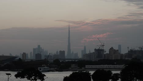 Horizonte-De-Dubai---Paisaje-Urbano-Con-Burj-Khalifa-Al-Atardecer-En-Los-Emiratos-árabes-Unidos